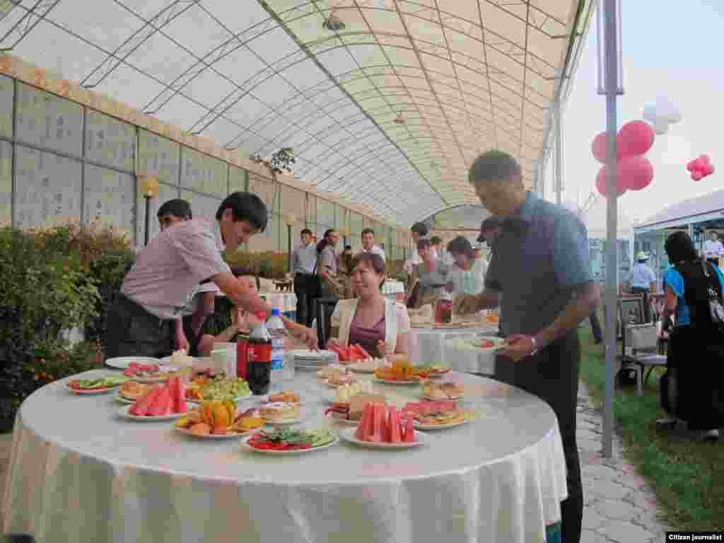 На фуршете...