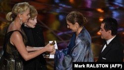 از راست: فیروز نادری، از دانشمندان ارشد پیشین در «ناسا» و انوشه انصاری، اولین زن فضانورد ایرانی‌تبار، اسکار را به نمایندگی از فرهادی دریافت می‌کنند