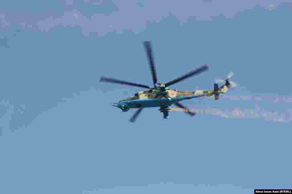 Неожиданное появление вертолетов вызвало неподдельное удивление у людей.