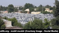 Ташкендеги "Рахат" автосалонундагы көрүнүш. (Фейсбуктагы "Ташкендин айдоочулары" тобунун фотосу)