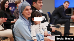 Таҳмина Саидова бо фарзанд ва шавҳараш ҳангоми тақдими калиди хона.