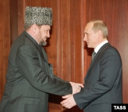 Президент Росії Володимир Путін та голова адміністрації Чечні Ахмат Кадиров на зустрічі щодо відновлення Чеченської Республіки. Москва, 18 cічня 2001 року
