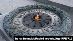 Вічний вогонь у меморіальному комплексі «Парк Вічної Слави» у Києві
