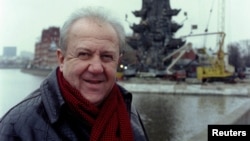 Зураб Церетели на фоне строящегося памятника Петру I в Москве, 1997 год