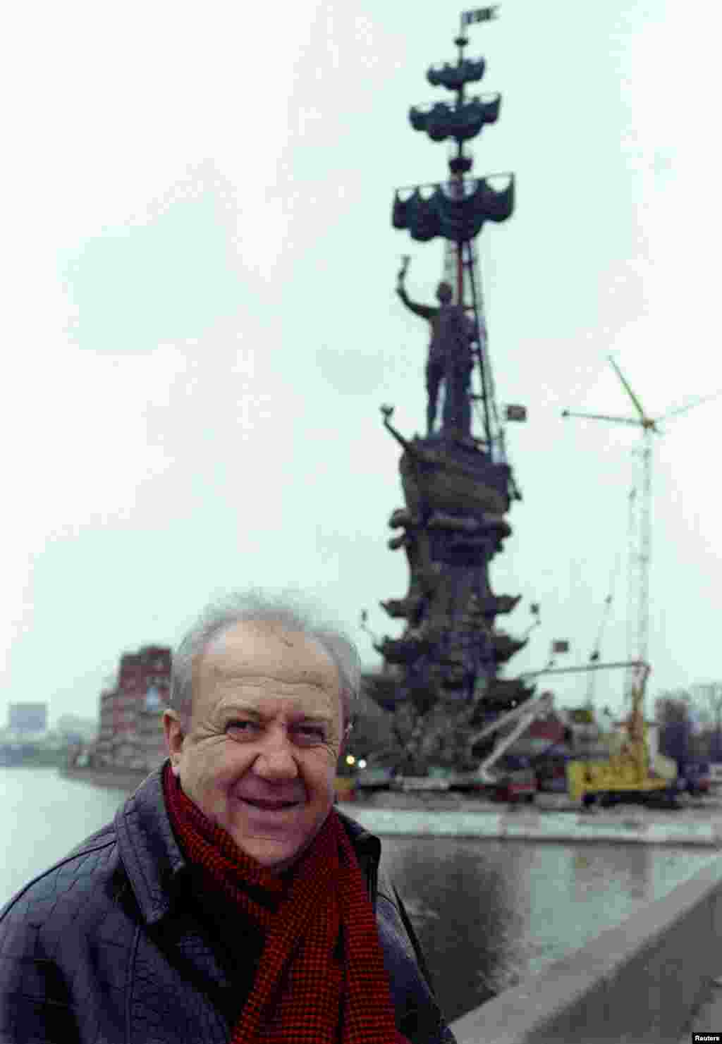 Памятник Петру I в Москве (1997).