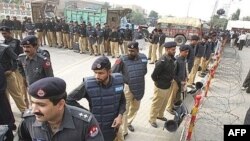 Pakistan, policijski kordoni oko ulice u kojoj je u kućnom pritvoru smještena Benazir Buto, 13 novembar 2007