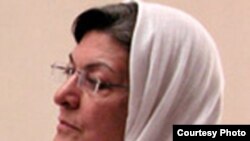 خدیجه مقدم، هفت روز را در بازداشتگاه وزراء و در يک سلول انفرادی به سر برد.