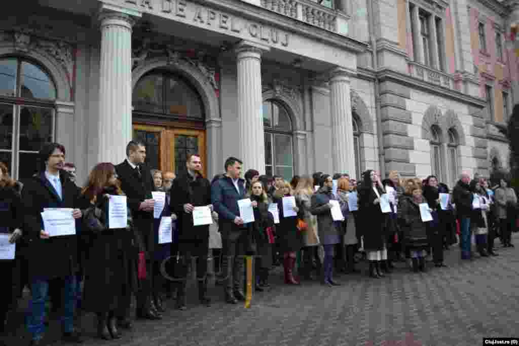 Protestul magistraților a început la Cluj, unde în fața Tribunalului, procurorii și judecătorii au anunțat că își suspendă activitatea o săptămână și au cerut mediere din partea forurilor europene în relația cu instituțiile politice din România