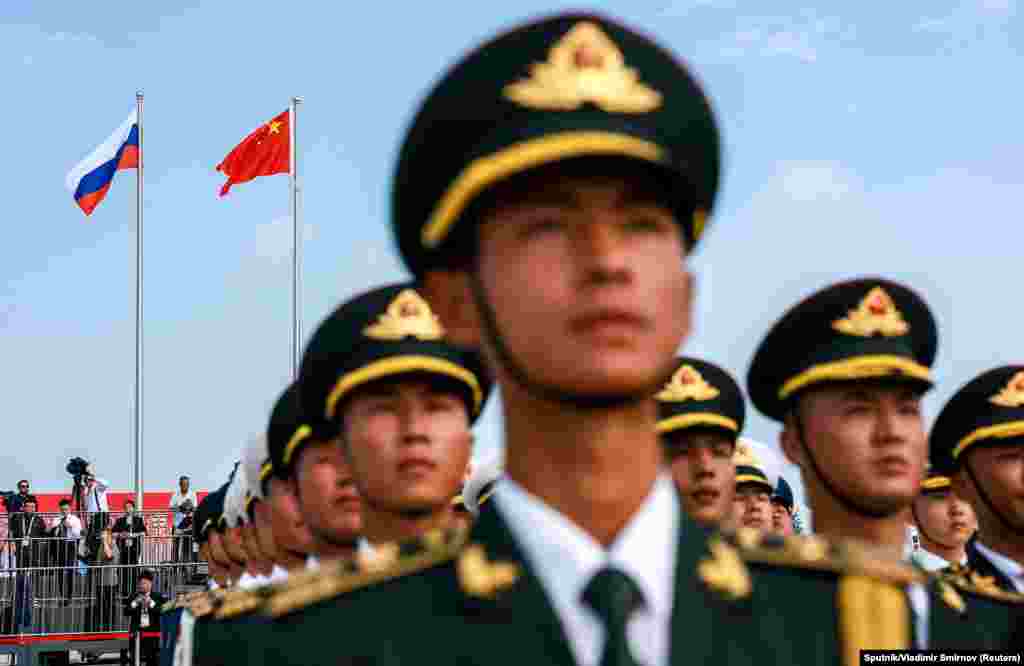 Китайский почетный караул принимает участие в церемонии встречи президента России Владимира Путина, который прибыл в аэропорт для участия в саммите ШОС, Тяньцзин, Китай, 31 августа 2025 года. Sputnik/Vladimir Smirnov