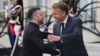 Напередодні Зеленський (ліворуч) повідомив, що рух України до Євросоюзу був однією з тем його розмови з президентом Франції Еммануелем Макроном