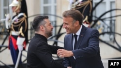 Владимир Зеленский менен Эммануэль Макрон "Каалоочулардын коалициясынын" жолугушуусунун алдында, Париж, 4-сентябрь, 2025-жыл.