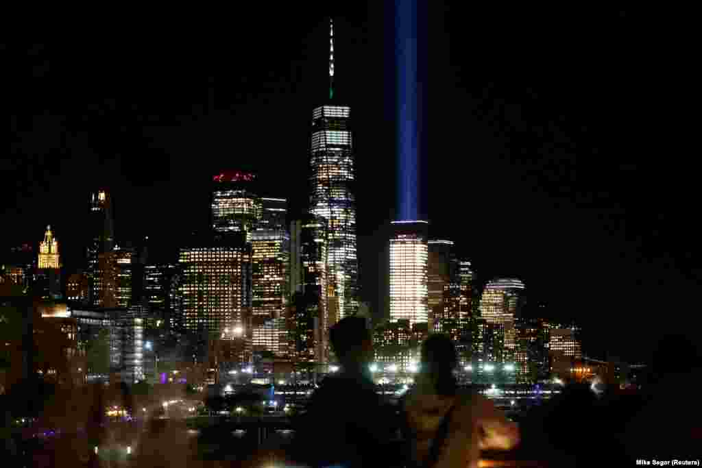 Në vigjilje të 20-vjetorit të sulmeve të 11 shtatorit, në Qendrën Botërore Tregtare në Nju Jork, u ndozën dritat. Ky rrokaqiej gjendet pranë vendit ku para 20 vjetësh ndodheshin edhe Kullat Binjake.&nbsp; &nbsp;