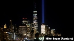 Нью-Йорк. Эгиз мунарада шам жагылып, курмандыктар эскерилди. 10-сентябрь, 2021-жыл.