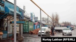 Газопровод вдоль автотрассы в Алматинской области. 13 ноября 2015 года.