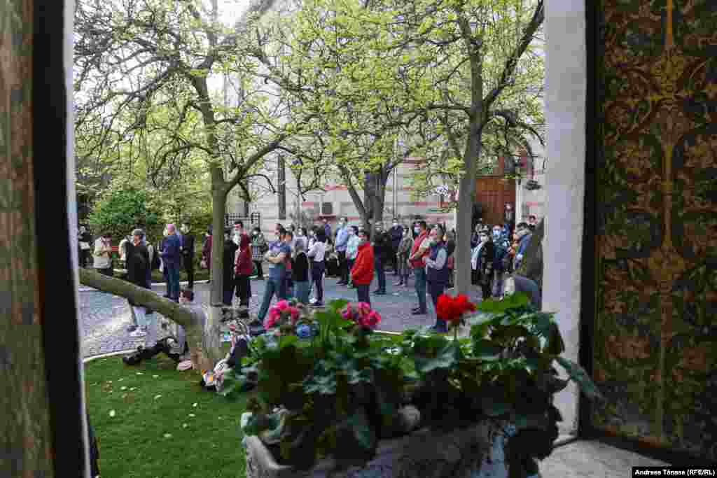 Credincioși ortodocși participă la slujba religioasă oficiată &#238;n Vinerea Mare, la Mănăstirea Radu Vodă din București, Rom&#226;nia.