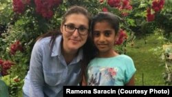 Sorina și Ramona Săcărin, mama sa adoptivă