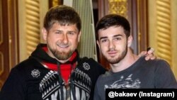 Голова Чечні Рамзан Кадиров (л) і співак Зелімхан Бакаєв