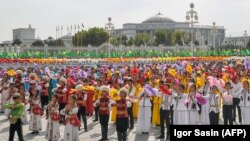 Türkmenistanyň garaşsyzlygynyň 26-njy ýyl dönümi mynasybetli Aşgabatda gecirilen ýörişe gatnaşan türkmenistanlylar. 27-nji oktýabr, 2017 ý.