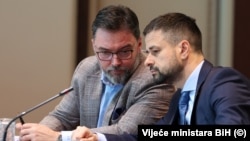 SNSD-ovi ministri Staša Košarac (vanjska trgovina, lijevo) i Srđan Amidžić, (financije, desno), na sjednici Vijeća ministara BiH u Sarajevu 28. 5. 2024.