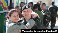 Журналістка Олена Юрченко та заступник командира військової частини А-0669 Олексій Нікіфоров. Керч, Крим, 8 квітня 2014 року