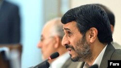 عکس های رييس جمهوری ۵۲ ساله ايران در جلسه هيئت دولت و سخنان او، در تمامی خبرگزاری های ايران منتشر شده است. (عکس از فارس)