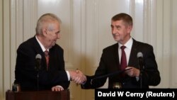Президент Чехії Мілош Земан (л) та Андрей Бабіш, 31 жовтня 2017 року