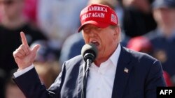 Доналд Тръмп по време на предизборна проява през март. 