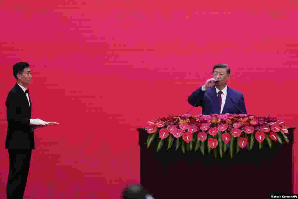 Китайський президент Сі Цьзіньпін випиває на прийомі