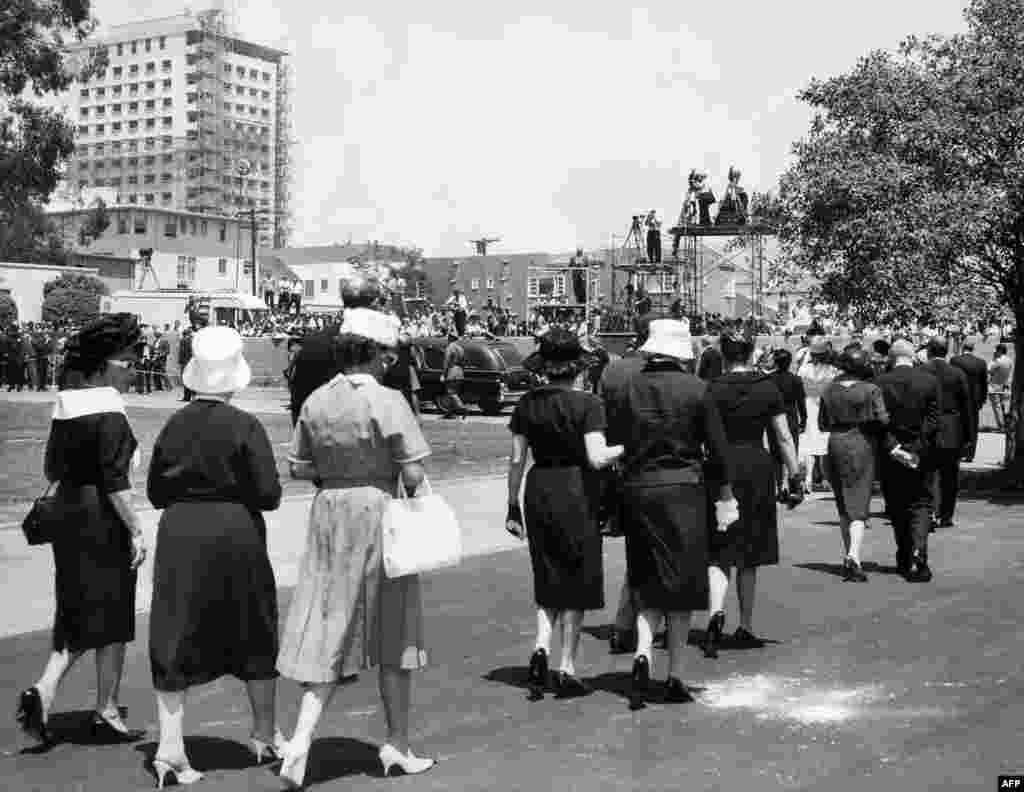 Turma t&euml; m&euml;dha njer&euml;zish u mblodh&euml;n n&euml; Holivud p&euml;r funeralin e Merilin Monros&euml;, pas vdekjes s&euml; saj n&euml; rrethana misterioze n&euml; gusht t&euml; vitit 1962. 