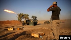 Ирак -- "Ислам мамлекетининин" жоочуларына каршы согушкан шиит аскерлери Тикритке жакын Бо Хасан кыштагында. 12-сентябрь, 2014. 