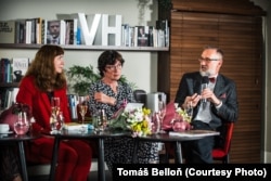 Директор Слов'янського інституту Вацлав Черак (праворуч) і колишня голова Академії наук Чеської Республіки Ева Зажімалова (посередині) розповіли, як Чехія підтримала українських науковців