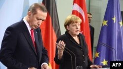 German Chancellor Angela Merkel (right) has voiced concerns that a referendum earlier this month on expanding the power of Turkish President Recep Tayyip Erdogan (left) was not held under fair conditions. (file photo)