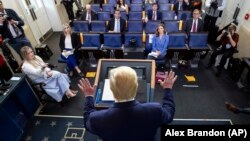 Donald Tramp na brifingu u Bijeloj kući, Vašington, 6 april 2020.