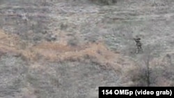 Російський військовослужбовець невдало намагається збити український дрон