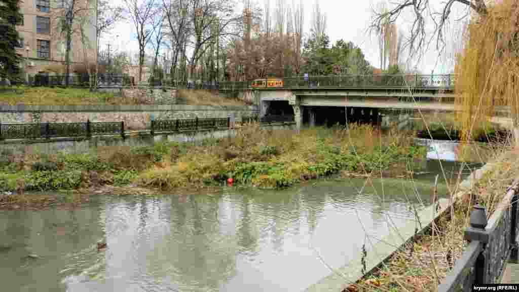 По данным СМИ, изготовление ограждений обойдется ориентировочно в 89 млн рублей (около 37 млн грн)