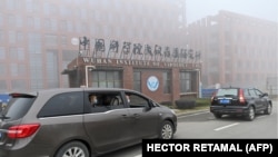 Членовите на тимот на СЗО кои го истражуваат потеклото на КОВИД-19 пристигнуваат во Институтот за вирусологија во Вухан на 3 февруари 2021 година.