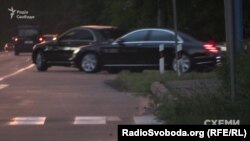 Фото ілюстративне: ​28 червня 2019-го «Схеми» зафіксували, як кортеж президента Зеленського залишив територію будинку відпочинку «Конча-Заспа» ДУС