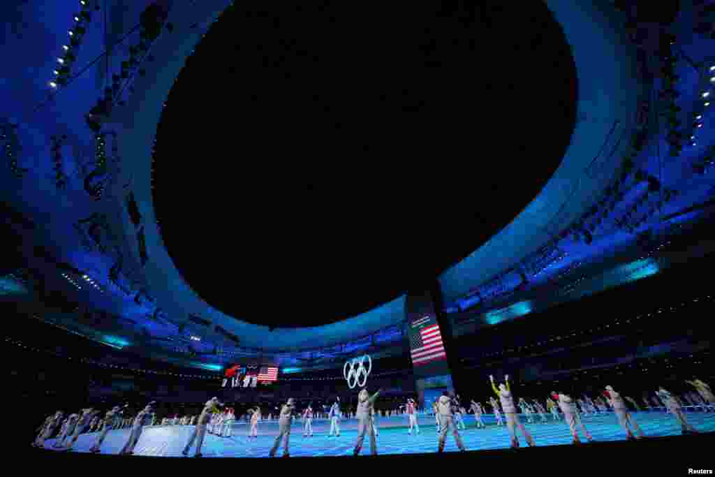 Допинг чырына байланыштуу орус спортчулары анда Орусиянын атынан эмес, өлкөнүн Олимпиадалык комитетинин желеги менен чыкты. WADA уюмунун санкциясына байланыштуу аларды сыйлоо аземинде Орусиянын гимни эмес, Пётр Чайковскийдин композициясы жаңырып турат.