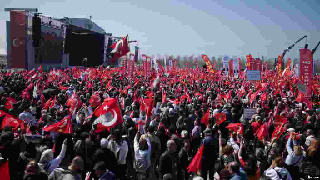 A tiltakozások azután kezdődtek országszerte, hogy őrizetbe vették, majd börtönbe zárták a népszerű, második ciklusát töltő isztambuli polgármestert, akit Erdoğan legfőbb ellenzéki kihívójának tartanak