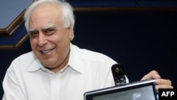 Indijski ministar Kapil Sibal pokazuje kompjuter. 