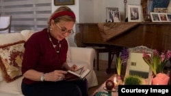 گوگوش در حال خواندن «حافظ» در کنار سفره هفت‌سین