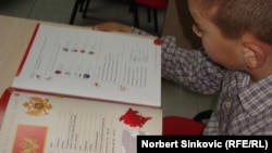 Od 2011. godine dva nova slova, ś i ź, ušla su u crnogorsku azbuku, bukvare i udžbenike crnogorskog jezika