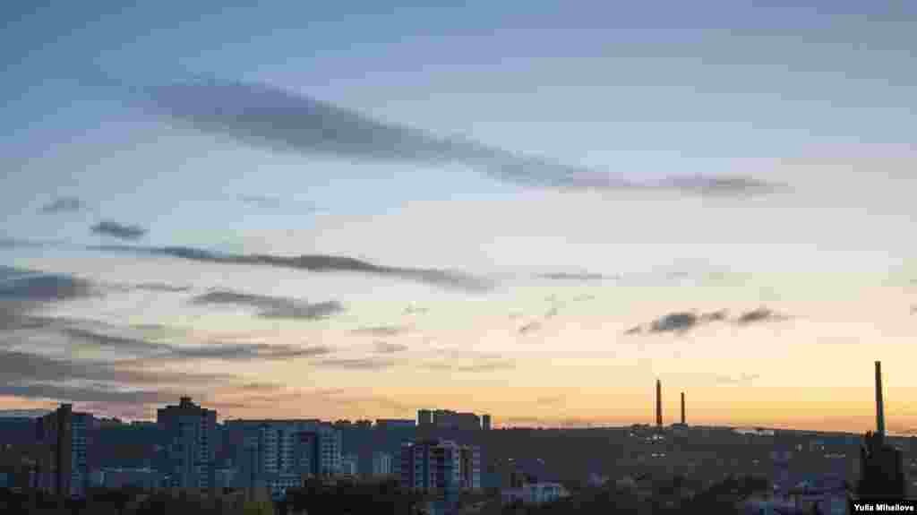 Участки для голосования открылись в 7 часов утра, а самым первым открылся участок в Токио: в Кишиневе тогда было 12 часов ночи