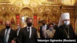 Antoni Blinken sa mitropolitom Epifanijem u crkvi Svetog Mihajla u Kijevu