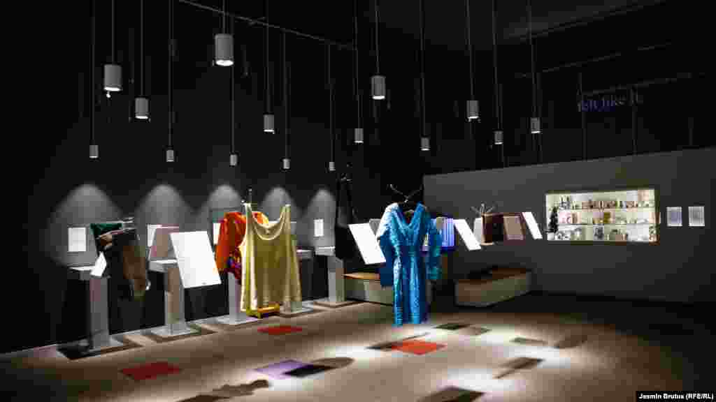 Eksponati izloženi u Muzeju ratnog djetinjstva u Sarajevu i tematska polica na kojoj je izložen dio od 2.000 prikupljenih primjeraka ambalaže humanitarne pomoći koje je tokom rata u opkoljenom Sarajevu prikupljao Filip Andronik (40) afirmisani strip crtač i stand-up komičar. Sa kolekcijom, koju je počeo stvarati kao jedanaestogodišnji dječak, &nbsp;Andronik je ušao u Guinessovu knjigu rekorda po završetku rata 1996. godine.