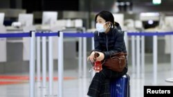 Pasager cu mască pe aeroportul din Frankfurt