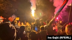 Na protestu je u jednom trenutku bila upaljena i baklja, 15. februar 2025.