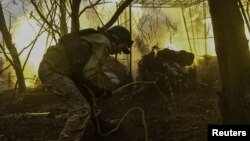 Ілюстраційне фото. Український військовий веде вогонь із артилерії по російських позиціях на Запоріжжі, березень 2025 року