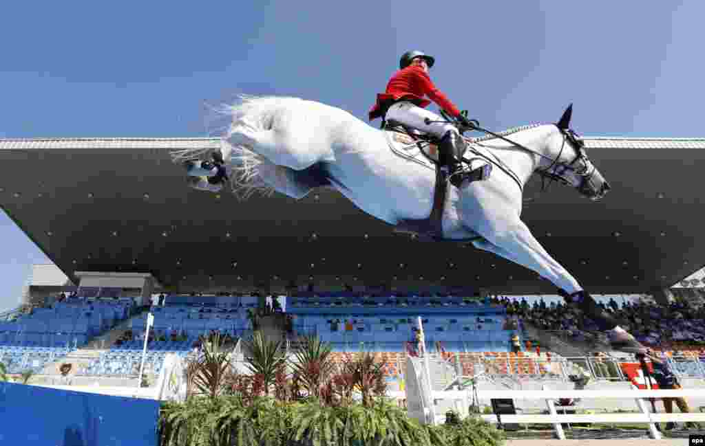 Мередіт Майклс-Беербаум на своєму коні Фібоначчі під час класифікації в індивідуальних стрибках