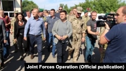 Президент України Володимир Зеленський (посередині), і голова Європейської ради Дональд Туск (ліворуч). Луганщина, КПВВ у Станиці Луганській, 7 липня 2019 року